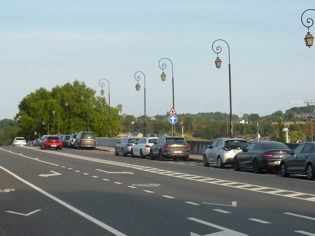 Pont de l'Europe à Huy la piste cyclable est souvent utilisé comme stationnement sauvage