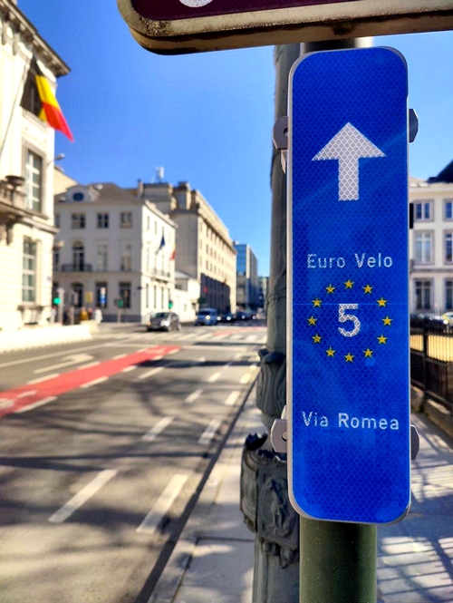 Balisage de l'EuroVelo 5 à Bruxelles