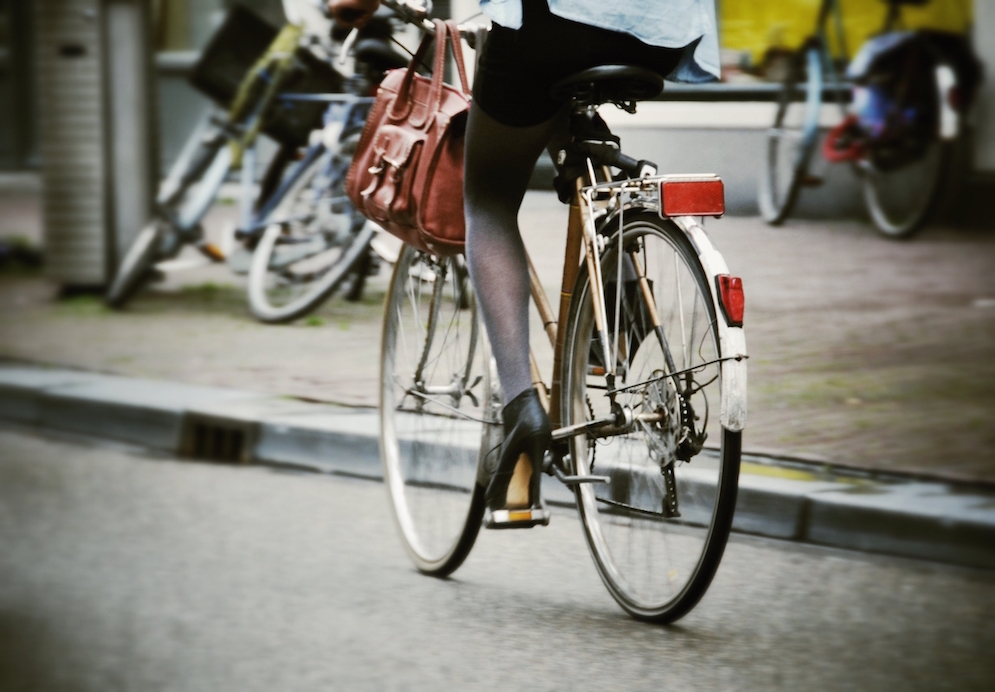 femmes à vélo talons hauts