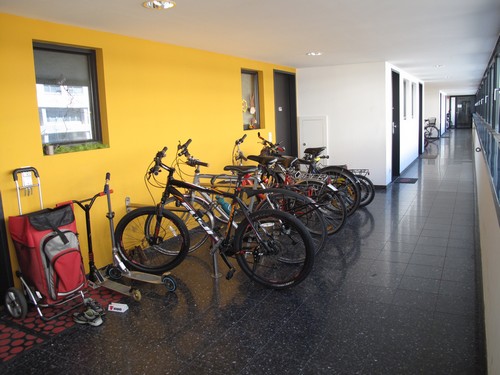 Couloir immeuble avec des vélos