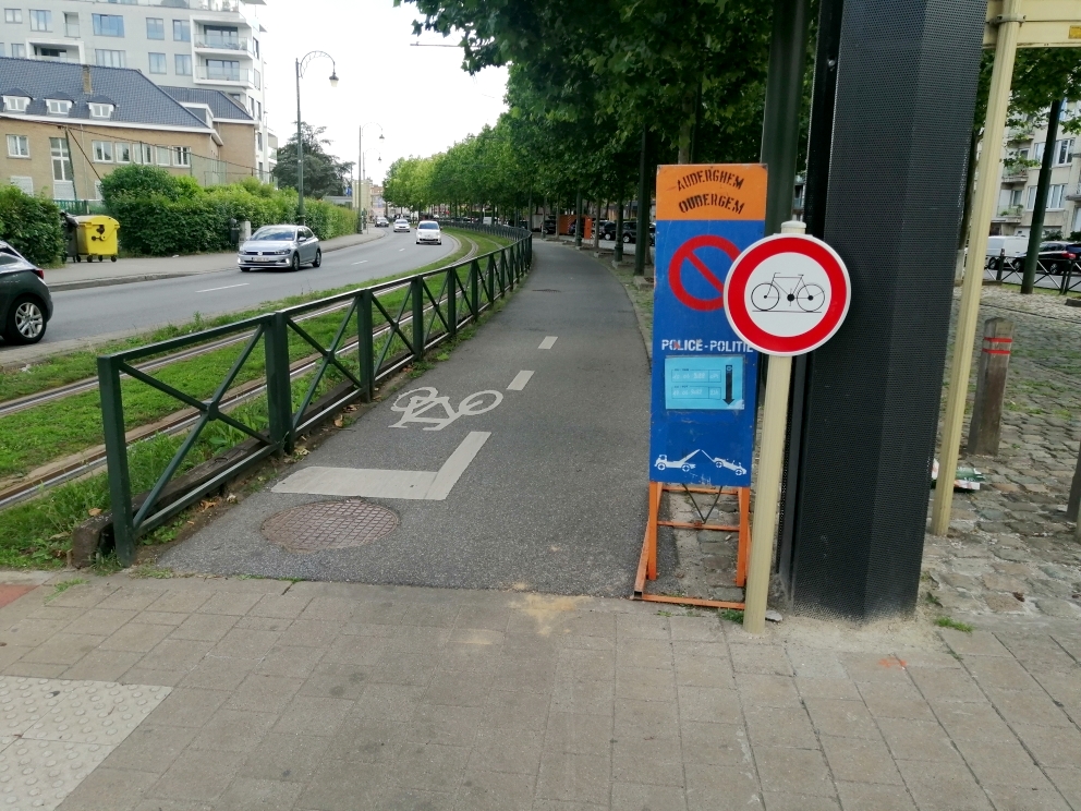 Interdiction d'emprunter la piste cyclable du boulevard du Souverain à Auderghem