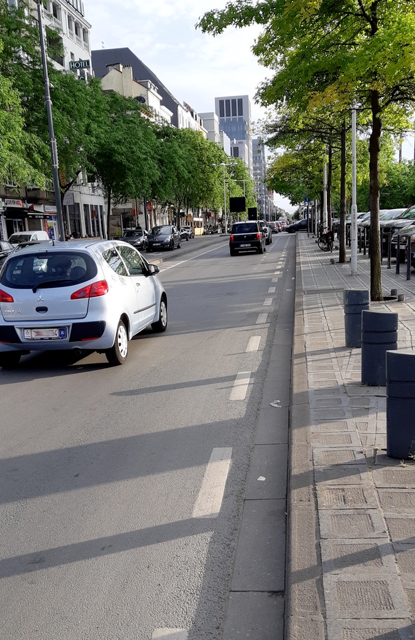 Piste cyclable marquée presque invisible sur l'avenue Fonsny à Saint-Gilles