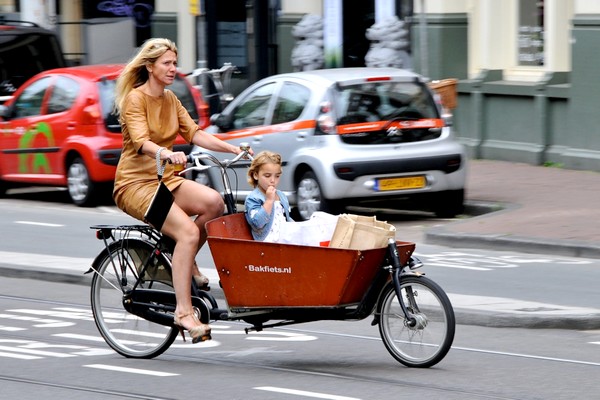 Maman et enfant avec bakfiets