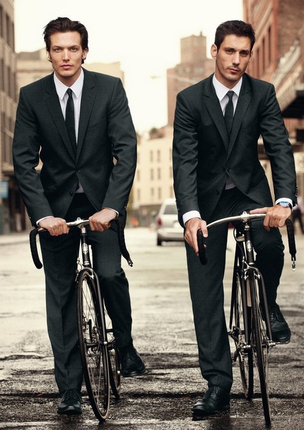 hommes en costume à vélo