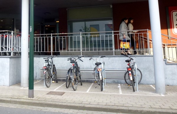 Parking vélo devant une grande surface