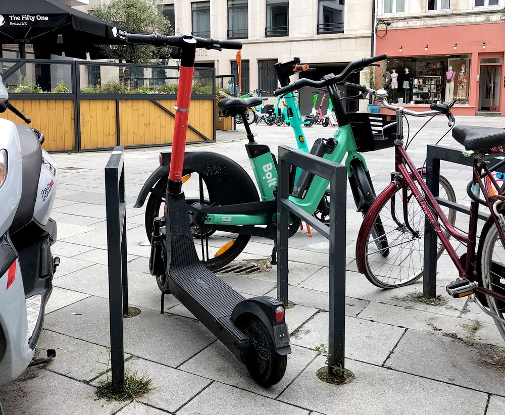 Trottinette occupant deux emplacements vélo