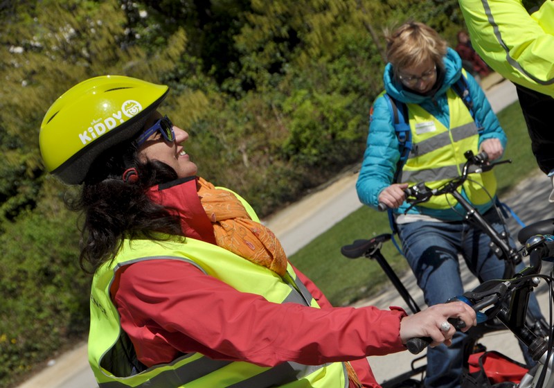 Cycliste avec casque et chasuble