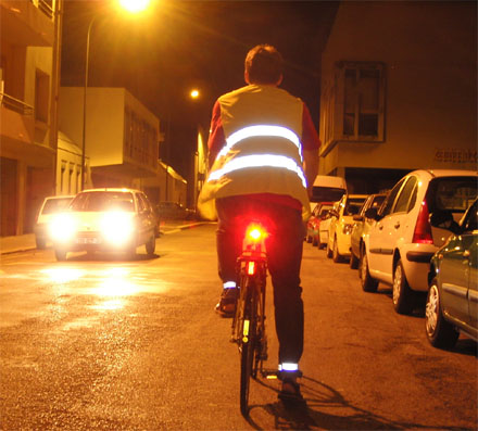Cycliste qui roule la nuit