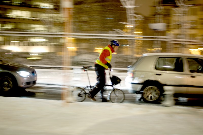 Cycliste dans la neige