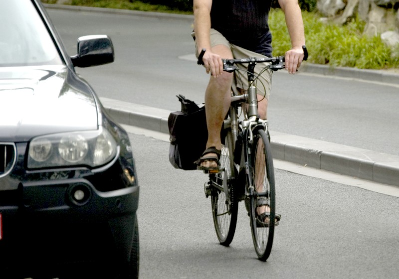 Velo qui dépasse une voiture