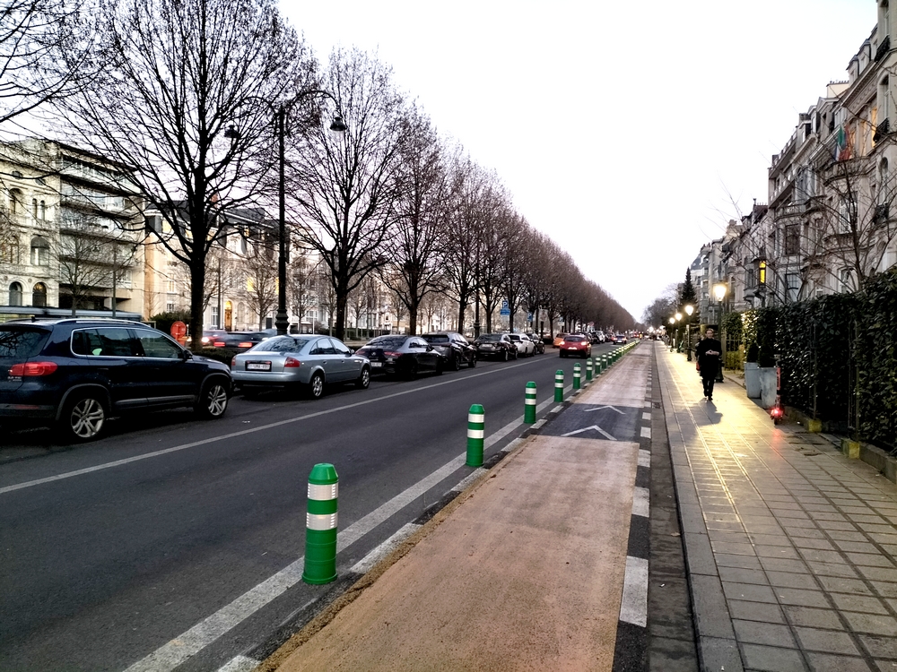 Piste unidirectionnelle sur la latérale sud de l'avenue de Tervueren à Etterbeek