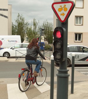 Cycliste panneau tourne-à-droite