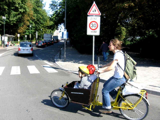 Maman transportant ses deux enfants en bakfiets à Bruxelles