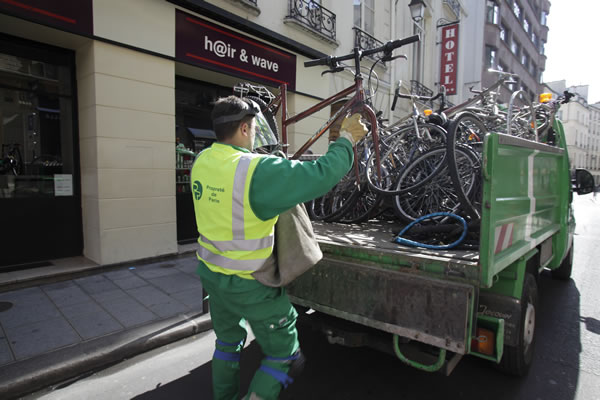 Ramassage des vélos épaves à Paris