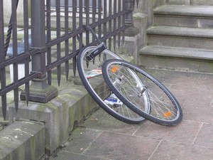 Roues de vélo attachées à une barrière